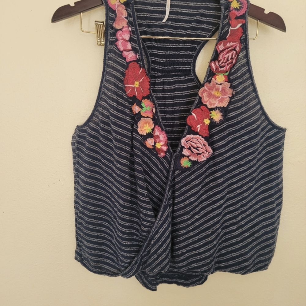 Free Peiplr Blue Floral top  size L